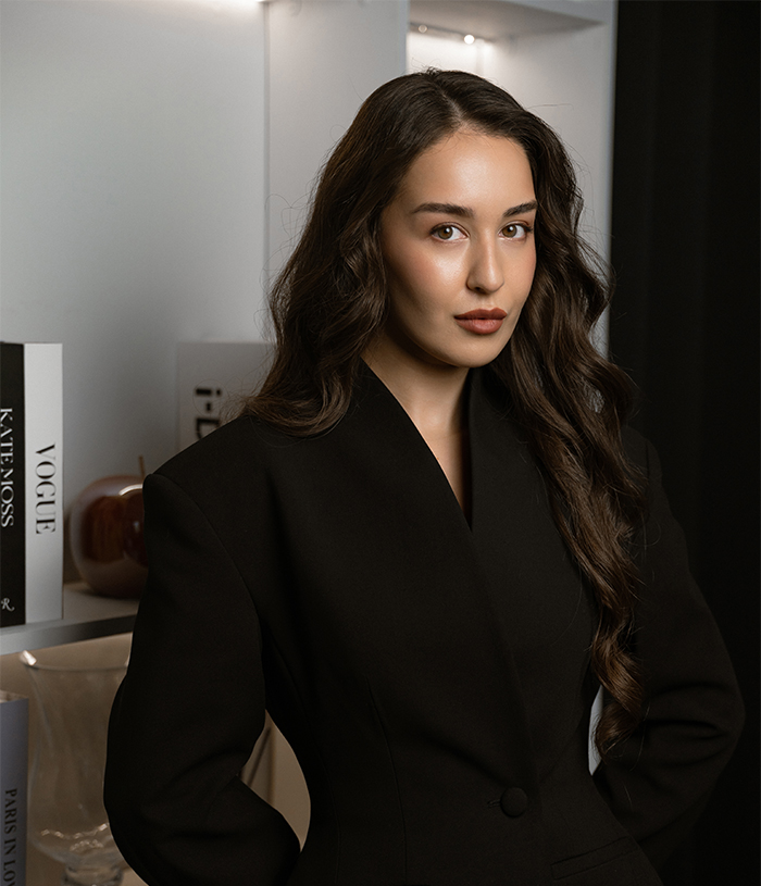 Фото сотрудницы свадебного агентства Адрианы Холоповой