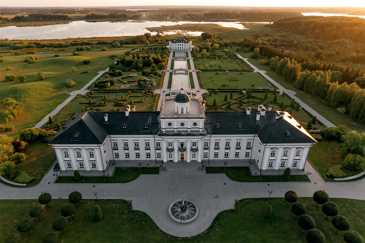 Шикарное панорамное фото с видом на здание виллы с парком и озерами