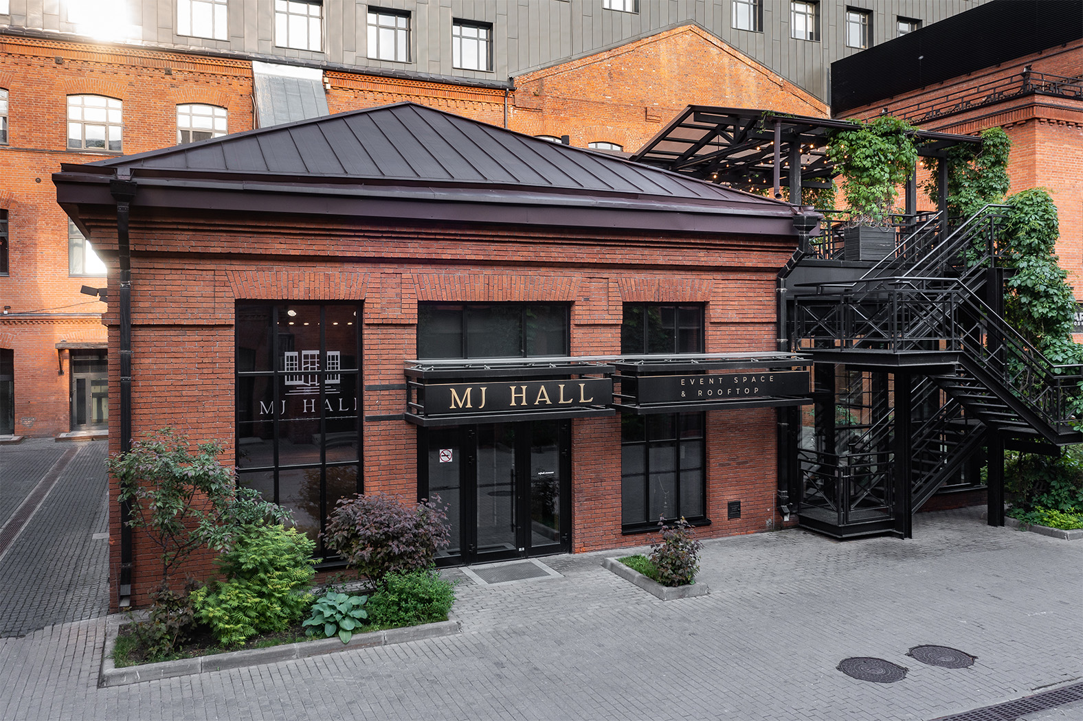 Экстерьер MJ Hall