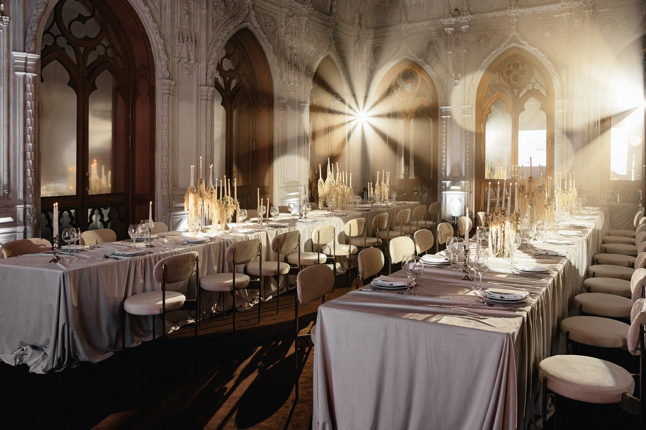 Красивое интерьерное фото с сиреневым диваном в белом зале особняка