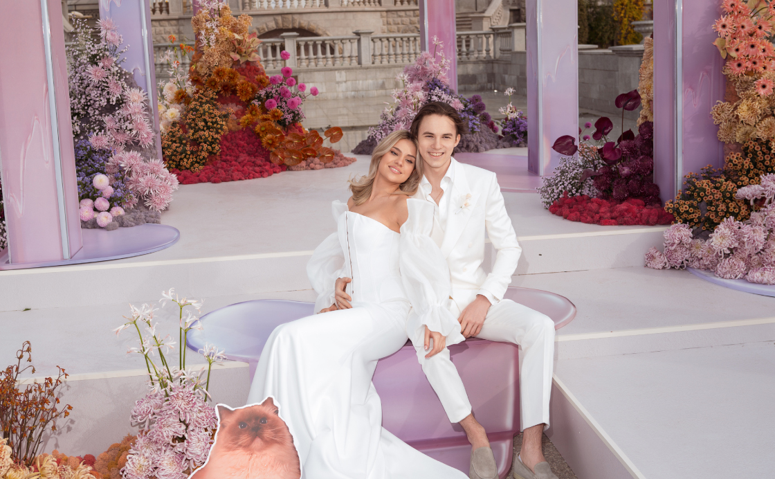 Молодожены на фоне яркого свадебного декора